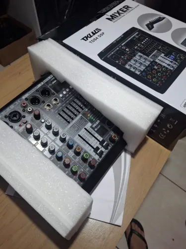 Mesa De Som Tklbls Tds4 48v 4 Canais 99 Efeitos Usb 110-220v