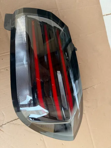 Lanterna traseira LED lado direito Peugeot 208