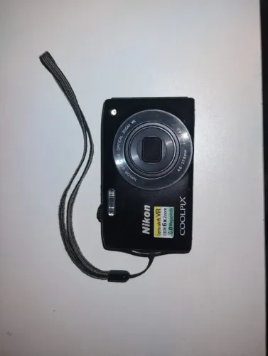nikon coolpix s3300 + bolsa protetora e cabo carregador