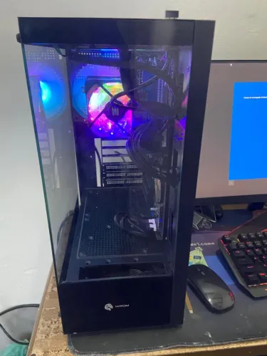 PC Gamer, core i7 6700k, 16GB RAM, SSD 256GB