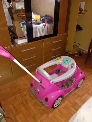 Carrinho Fusca infantil, criança , menina rosa em ótima condição