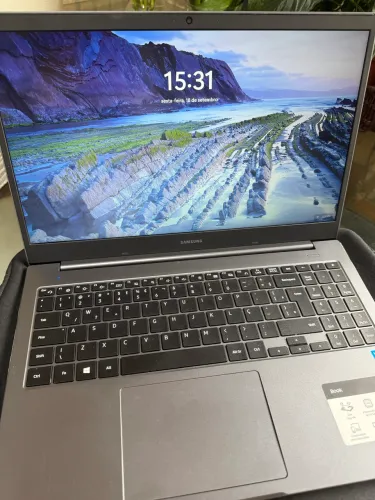 Vendo Notebook Samsung Book - Intel Core i3 11ª Gen / 4GB RAM / com SSD Instalado 