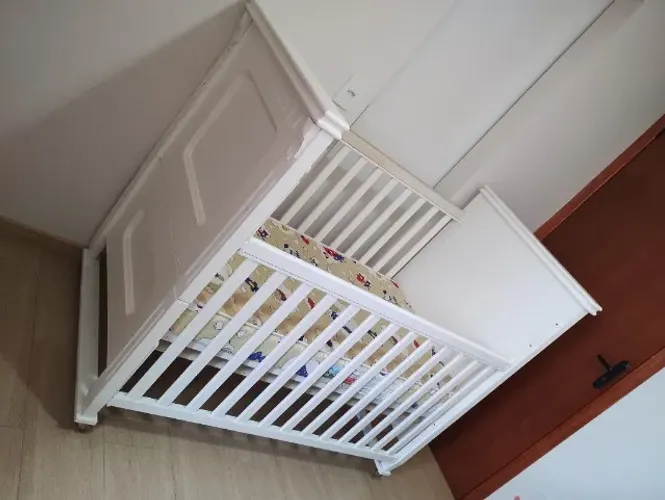 Berço bebê de madeira pintura laqueada com regulagem lateral branca