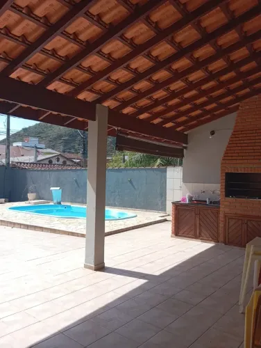 Casa com piscina para alugar com 3 quartos em Sumaré - Caraguatatuba -SP- SP
