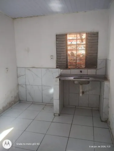 Alugo quitinete na vermelha 800 água e luz incluso.