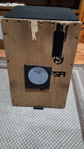 Cajon usado como bumbo fsa