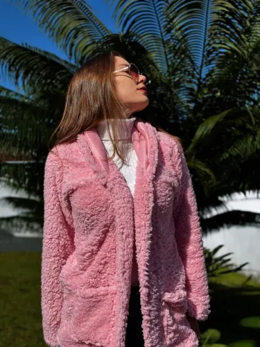 Casaco sobretudo teddy rosa, com capuz e bolsos