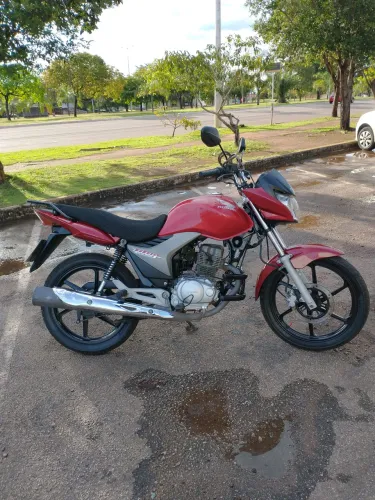 Moto Titã 150 excelente.