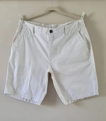 Bermuda masculina, tamanho 44,modelo ripping, bege risca, em ótimo estado de conservação.