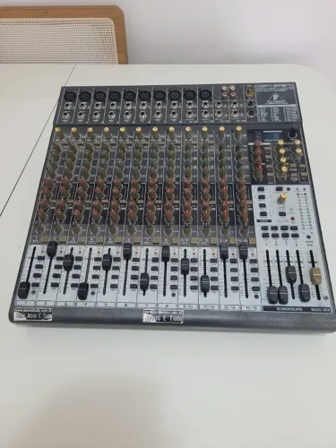 Mesa de Som Behringer XENYX 2442FX - 24 Canais com Efeitos Digitais (SEM USB)