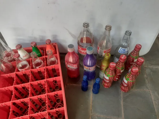 Engradado Coca Cola com garrafas 
