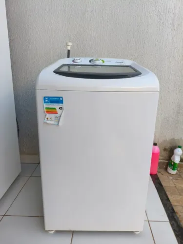 Vende-se uma máquina de lavar 9 KG novinha ainda no facho pouco tempo de uso 1100