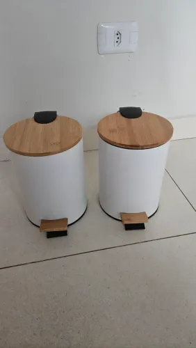 2 lixeiras com tampa e pedal de bambu
