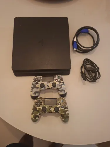 PlayStation 4 Slim + 2 Controles Originais + Cabos - Excelente Estado