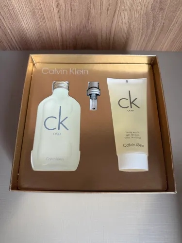 1 CALVIN KLEIN CK ONE EDT 100 mL 1 CAINKEN CK ONE BODY WASH 100 mL/ 103 g
