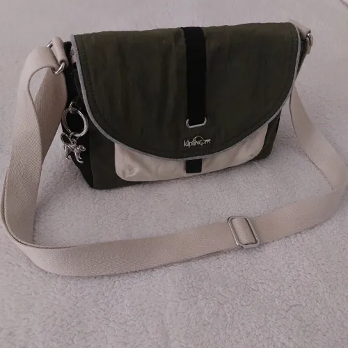 bolsa kipling verde oliva e offwhite