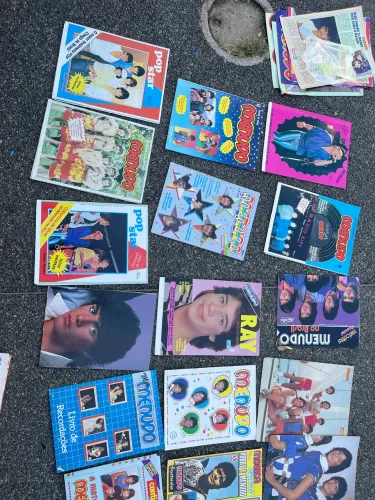 Revistas e pôster dos Menudos