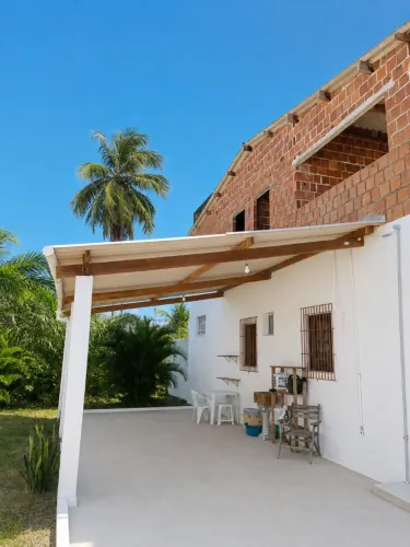 Casa dúplex bastante agradável, com ampla área interna e externa em Carne de Vaca!