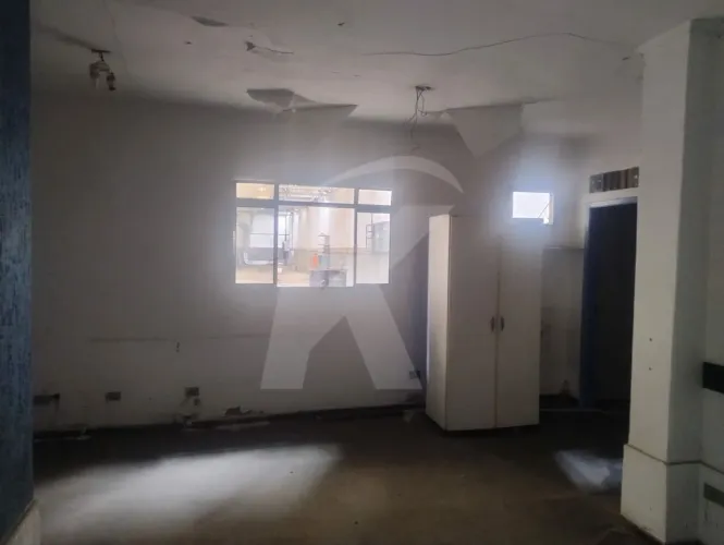 Raridade em Higienópolis: Galpão de 910m² com Vão Livre e Escritórios ? Venda ou Locação