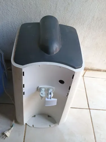 Purificador de água, funcionando bem, apenas com marca,