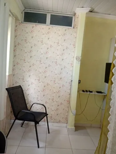 Kitnet cozinha e quarto mobiliado.