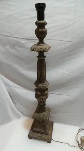 Abajur antigo em madeira nobre entalhado em formato de tocheiro sacro