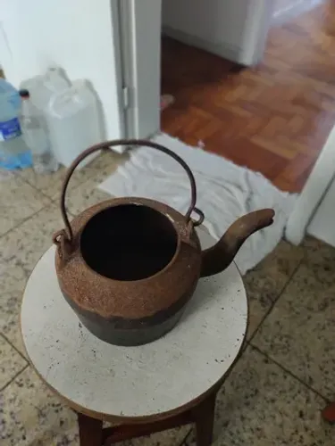 antiga chaleira de ferro fundido para decoração