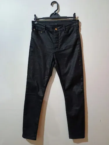 Calça preta cós alto Carmim resinada 
