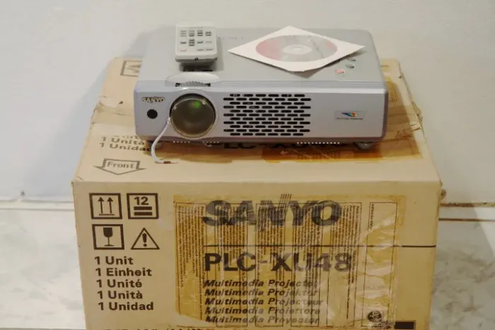 Projetor Sanyo Pro XtraX Multiverse PLC-XU48 3000Ansi XGA 1024x768 Bivolt