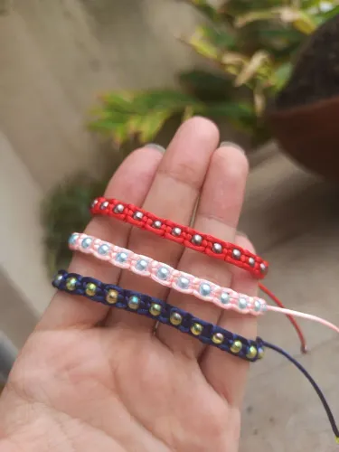 Pulseira macrame com pequenas pérolas coloridas 