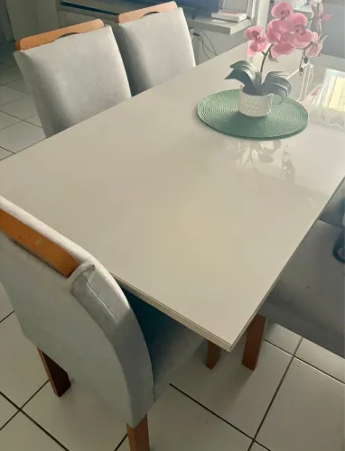 Vendo sofá e mesa bem conservados estado novos sofá 2399,00 mesa 1800,00