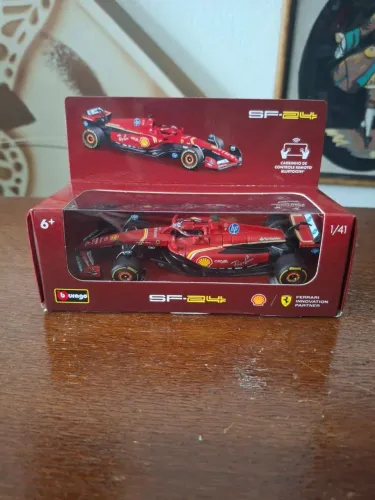 Miniatura de carro colecionavel Ferrari SF-24