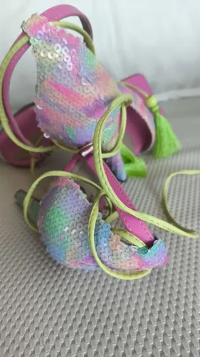 Sandálias Coloridas com Paetês e Detalhes Vibrantes