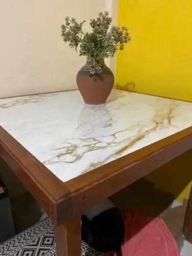 Mesa com tampo marmorizado e detalhes em madeira