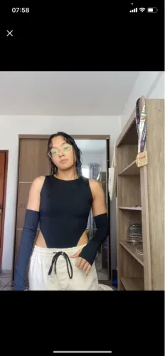 Body preto com luvas