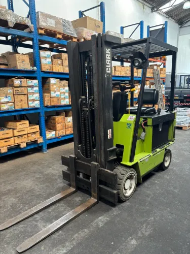 Empilhadeira Elétrica Clark ECS27 (acompanha carregador 220V)