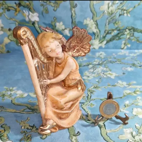 Estatueta de resina italiana.Natal, anjo tocando harpa, com 15cm