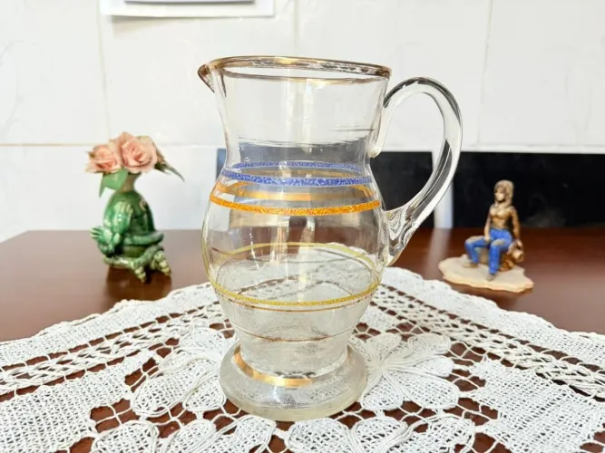 Jarra de Vidro Decorativa com Detalhes Dourados