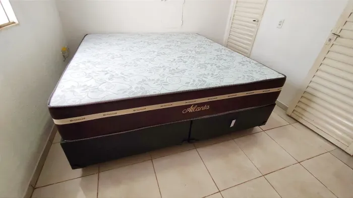 Cama Super King com colchão Atlanta semi ortopédico