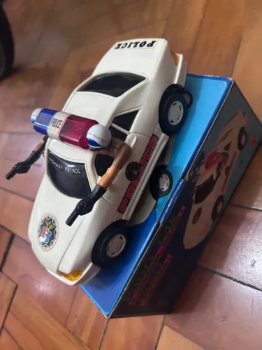 Carrinho viatura policial anos 1990 que toca sirene e pisca luz 