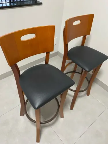 02 banquetas em perfeito estado
