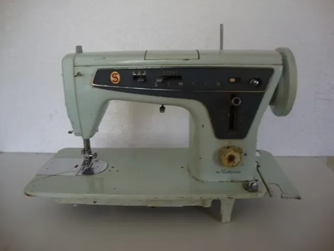 Máquina de Costura Vintage Marca Singer Modelo 666 C (Leia o Texto)