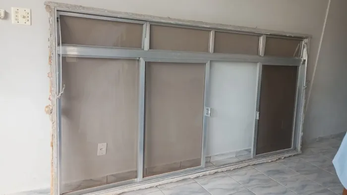 Vendo janela de alumínio grande