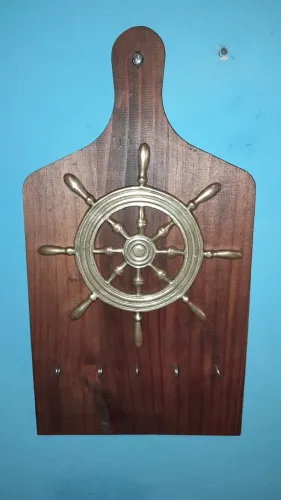 Tábua cabideiro/ porta chaves e/ou utensílios. 