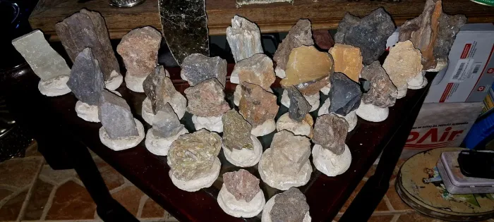 Linda coleção de minerais pedras rochas naturais com diversas cores e formatos.