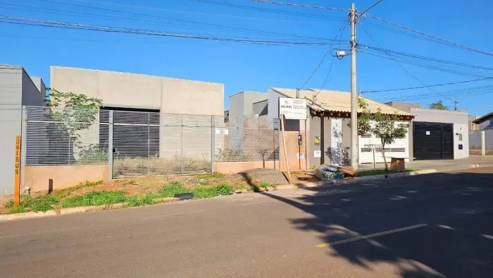 Galpão comercial finalizando construção.