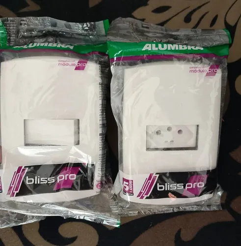 Tomada 2P+T 10A 250V c/ Placa ou Interruptor 