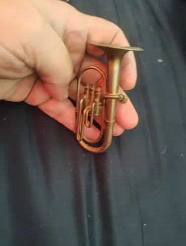 Miniatura de Instrumento Musical - Trompete. Metal amarelo antigo