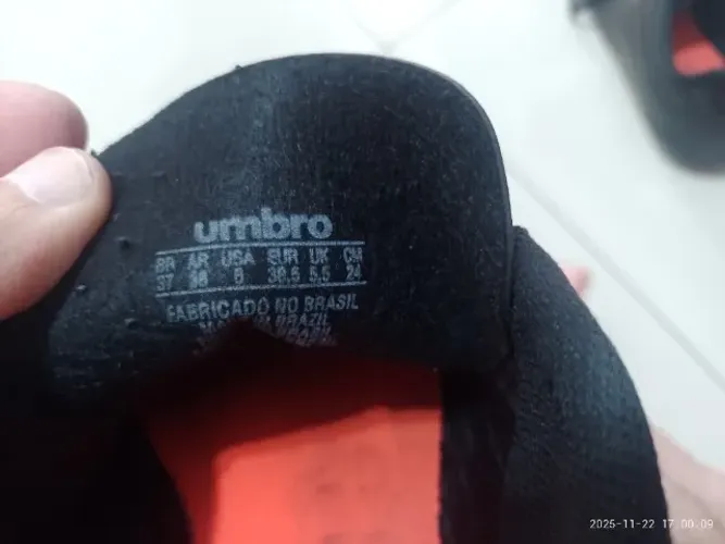 Chuteira Society Umbro Class TF 37 - Usada
