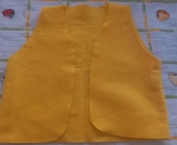 Roupa amarela usado.